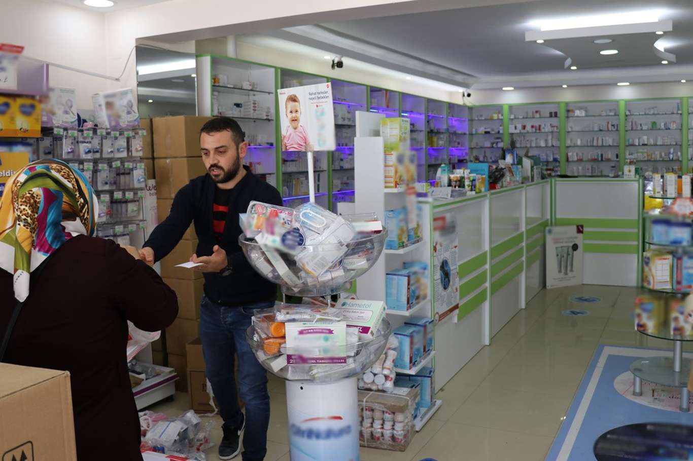 İlaçlara yapılan yüzde 1 ile yüzde 120'lik arasında değişen zam yarın fiyatlara yansıyacak İlaçlara yapılan yüzde 1 ile yüzde 120'lik arasında değişen zam yarın fiyatlara yansıyacak